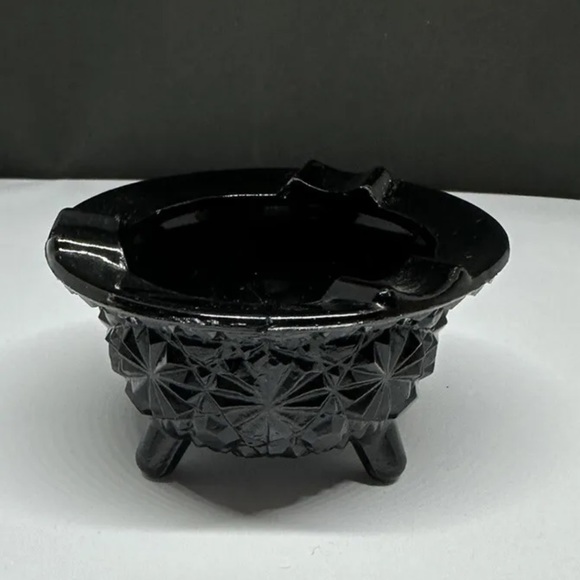 L. E. Smith  Black Amethyst Daisy Button Cigarette Ashtray - Picture 2 of 7